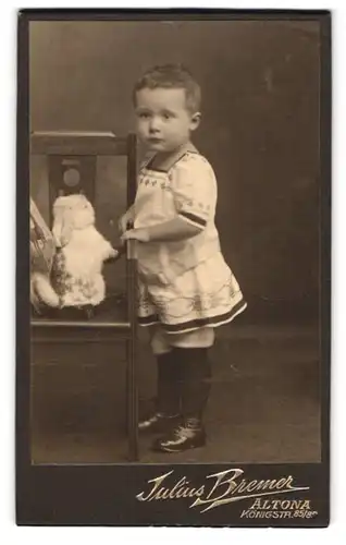 Fotografie Julius Bremer, Altona, Königstrasse 85-89, Kleiner Junge neben Vitrine mit Plüschhasen