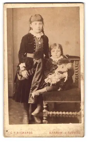 Fotografie G. P. Richards, Barrow-in-Furness, Duke Street, Älteres und jüngeres Mädchen mit Ponyfrisur und Spitzenkragen