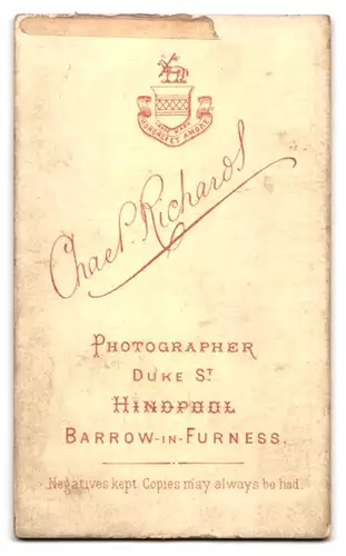 Fotografie G. P. Richards, Barrow-in-Furness, Duke Street, Älteres und jüngeres Mädchen mit Ponyfrisur und Spitzenkragen