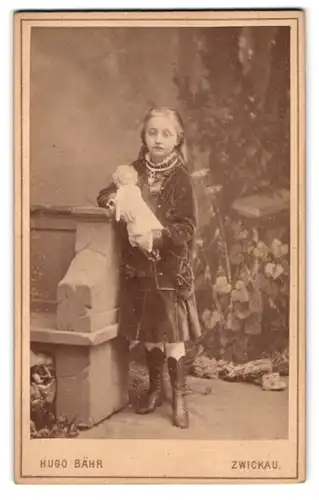 Fotografie Hugo Bähr, Zwickau, Kaiser Wilhelmplatz 423 /31, Mädchen mit Puppe in Samtkleid und Stiefeln
