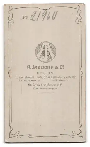 Fotografie A. Jandorf & Co., Berlin, Spittelmarkt 16 /17, Kleiner Junge im Matrosenanzug und kleines Mädchen mit Puppe