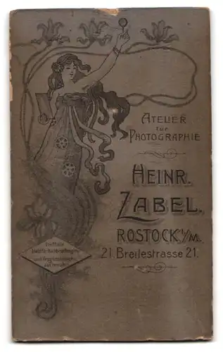 Fotografie Heinr. Zabel, Rostock, Breitestrasse 21, Junge Frau in hochgeschlossener Bluse mit Puffärmeln