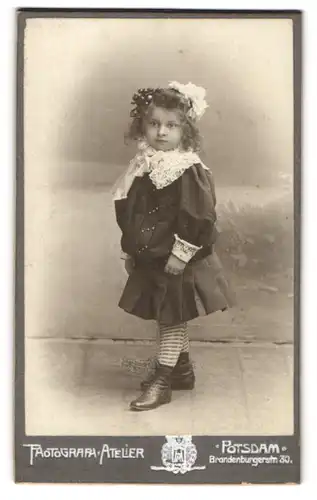 Fotografie Photograph. Atelier, Potsdam, Brandenburgerstrasse 30, Mädchen mit Haarschmuck im Kleid mit Spitzenkragen