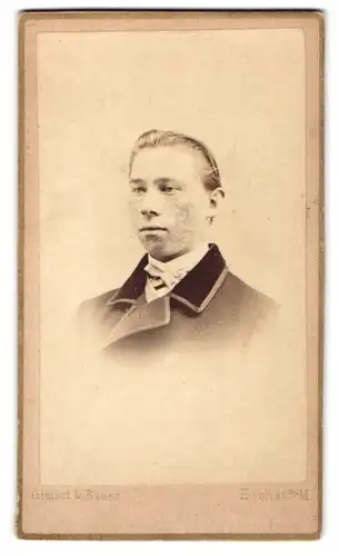 Fotografie Gimbel & Bauer, Höchst a. M., Junger Mann mit zuruckgekämmten kurzen Haaren und hellem Binder