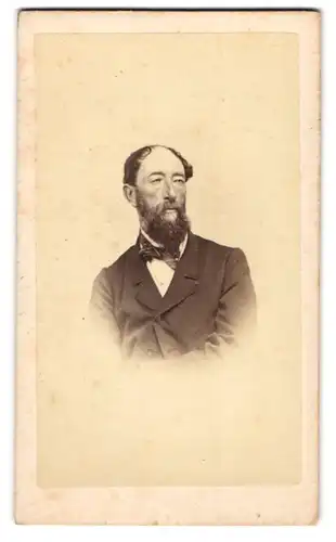 Fotografie Charles Corrodi, Bern, Bärtiger Bürgerlicher mit Halbglatze im Sonntagsstaat