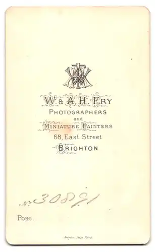 Fotografie W. & A. H. Fry, Brighton, 68 East Street, Freundliche ältere Dame mit Spitzenband im Haar und Halsschmuck