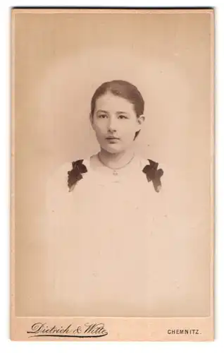Fotografie Dietrich & Witte, Chemnitz, Poststrasse 31, Junges Mädchen im weissen Kleid mit hochwertiger Halskette