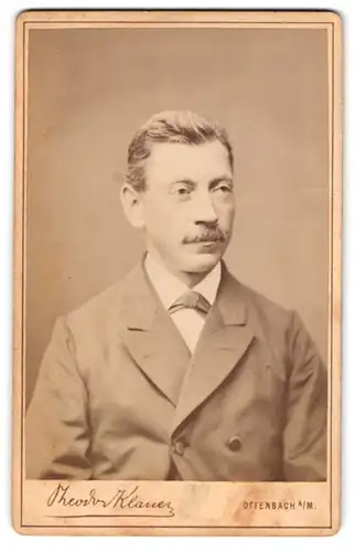 Fotografie Theodor Klauer, Offenbach a. M., Domstrasse 65, Bürgerlicher Mann mittleren Alters mit Moustache