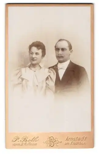 Fotografie P. Both, Arnstadt, Am Riedthor, Gutbürgerliches Paar in feinste Gewänder gekleidet