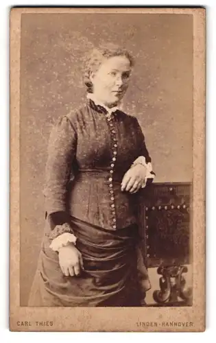 Fotografie Carl Thies, Linden-Hannover, Deisterstrasse 1, Junge Dame in dunkler Rüschenbluse und passendem Rock