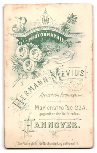 Fotografie Hermann Mevius, Hannover, Marienstrasse 22a, Kleines Mädchen im hochwertigen Rüschenkleid mit Puffärmeln