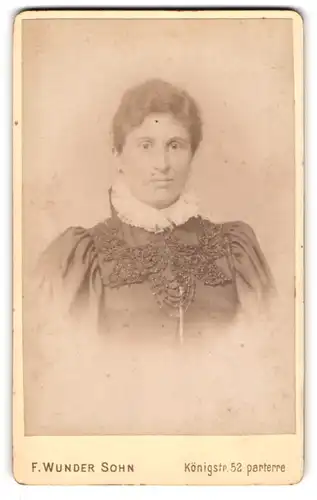 Fotografie F. Wunder Sohn, Hannover, Königstrasse 52, Junge Dame im verzierten Kleid mit Rüschenkragen und Puffärmeln