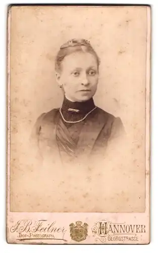 Fotografie J. B. Feilner, Hannover, Georgstrasse 1, Gestandene Frau mit Hochsteckfrisur und Perlenhalskette