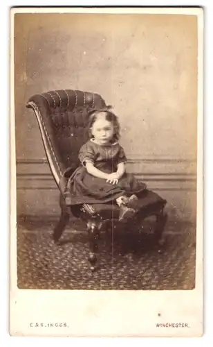 Fotografie E. & G. Inggs, Winchester, 36. Jewry Street, Kleines Mädchen im edlen Kleidchen und Schleife im Haar
