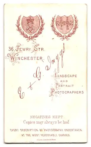 Fotografie E. & G. Inggs, Winchester, 36. Jewry Street, Kleines Mädchen im edlen Kleidchen und Schleife im Haar