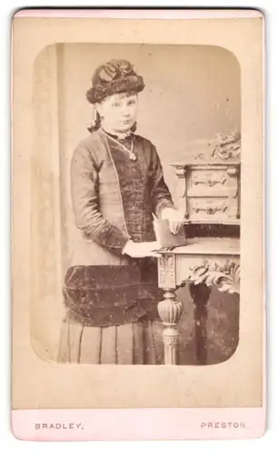 Fotografie I. Bradley, Preston, Friargate, Junges Mädel im adretten Kleid und einer Schleife auf ihrer Pelzmütze
