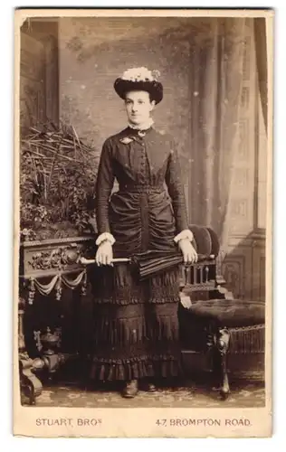 Fotografie Stuart Bros, London, 47. Brompton Road, Junges Mädchen im teuren Kleid mit Rüschenkragen und passendem Hut
