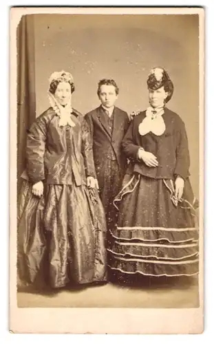 Fotografie Stuart Broth., Knightsbridge, 47. Brompton Road, Schwesternpaar mittleren Alters mit Knirps in edlen Kleidern