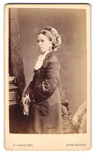Fotografie H. J. Whitlock, Birmingham, 11, New Street, Bürgerliche Dame mit Haube