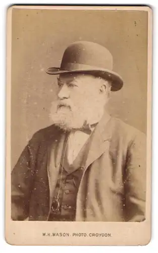 Fotografie W. H. Mason, Croydon, Älterer Herr im Anzug mit Vollbart