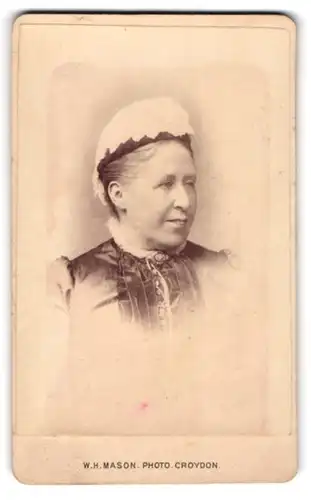 Fotografie W. H. Mason, Croydon, 89, George Street, Ältere Dame mit Haube und Kragenbrosche