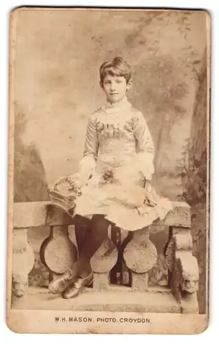 Fotografie W. H. Mason, Croydon, 89, George Street, Junge Dame im glänzenden Kleid mit Blumenkorb