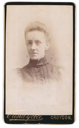 Fotografie Vandycke, Croydon, Junge Dame mit zurückgebundenem Haar