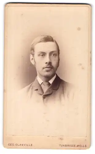 Fotografie Geo. Glanville, Tunbridge Wells, 1, The Broadway, Junger Herr im Anzug mit Krawatte