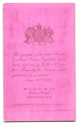 Fotografie Willis & Co., Gravesend, Manor Road, Süsses Kleinkind im weissen Kleid