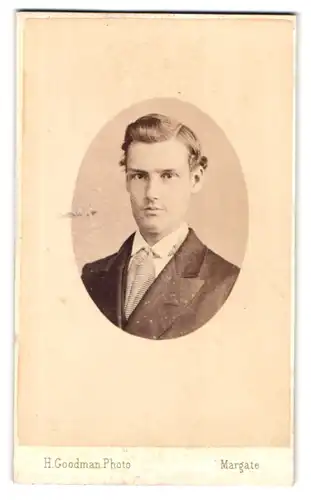 Fotografie H. Goodman, Margate, 1, Fort Hill, Junger Herr im Anzug mit Krawatte