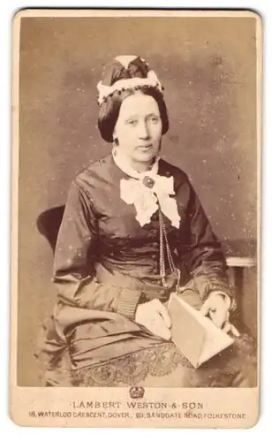 Fotografie Lambert Weston & Son, Dover, Waterloo Crescent, Bürgerliche Dame mit Haube und Kragenbrosche