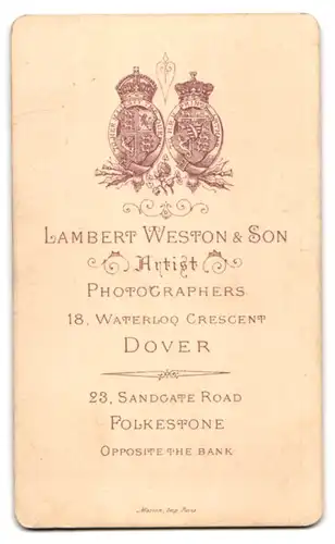 Fotografie Lambert Weston & Son, Dover, Waterloo Crescent, Bürgerliche Dame mit Haube und Kragenbrosche