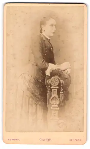 Fotografie Samuel Barns, Ashford, 100, High Street, Bürgerliche Dame in hübscher Kleidung