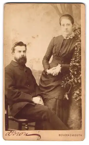 Fotografie Edward G. Down, Bournemouth, Old Christ Church Rd., Junges Paar in hübscher Kleidung