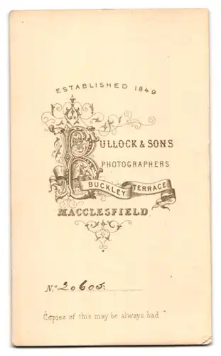 Fotografie Bullock & Sons, Macclesfield, Junge Dame mit Hochsteckfrisur und Kragenbrosche