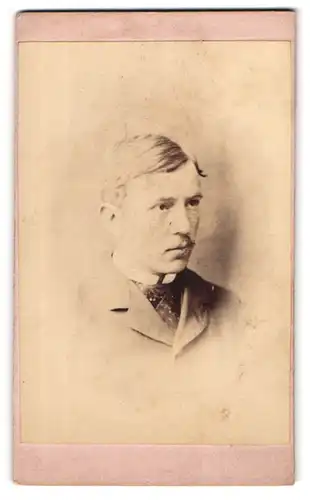 Fotografie W. Blackwell, Tavistock, 21, West Street, Junger Herr im Anzug mit Krawatte