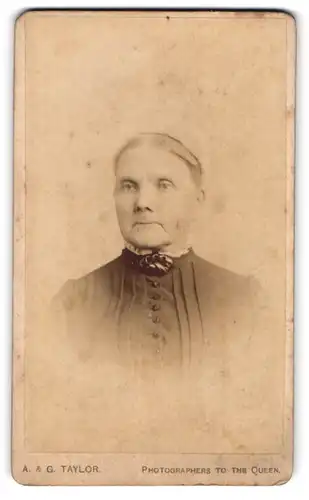 Fotografie A. & G. Taylor, Stockton, 106, High Street, Ältere Dame mit Kragenbrosche