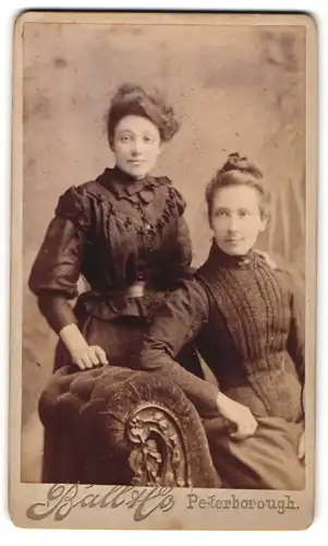 Fotografie Ball & Co., Peterborough, Zwei junge Damen in hübscher Kleidung