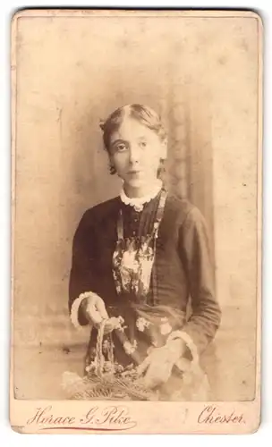 Fotografie Horace G. Pike, Chester, Junge Dame in Schürze mit Blumenkorb