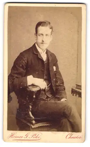 Fotografie Horace G. Pike, Chester, Frodsham Street, Junger Herr in modischer Kleidung