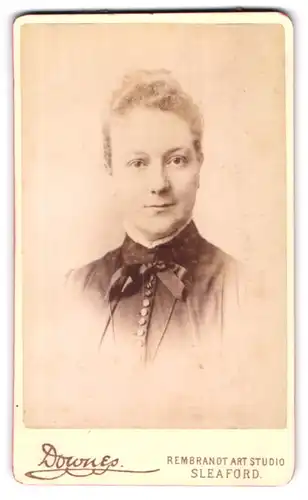 Fotografie Downes, Sleaford, Bürgerliche Dame in hübscher Kleidung