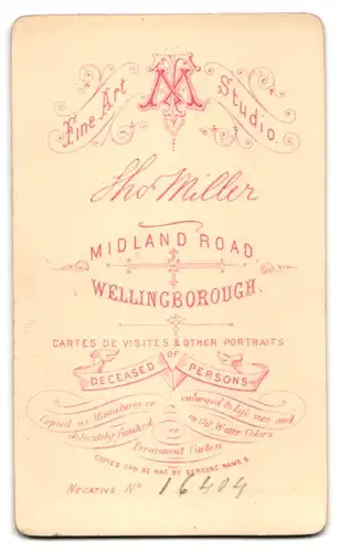 Fotografie T. Miller, Wellingborough, Midland Road, Junge Damen und Herren in modischer Kleidung