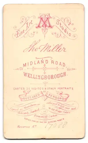 Fotografie Thos. Miller, Wellingborough, Midland Road, Süsses Kleinkind im Kleid sitzt auf Fell