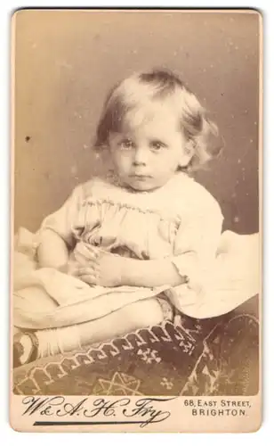 Fotografie W. A. H. Fry, Brighton, 68, East Street, Kleines Mädchen im hübschen Kleid
