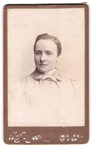 Fotografie H. Janowski, Grimsby, 3, Marketplace, Junge Dame mit zurückgebundenem Haar