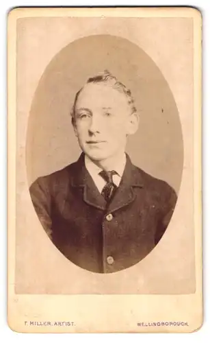 Fotografie Thos. Miller, Wellingborough, Midland Road, Junger Herr im Anzug mit Krawatte