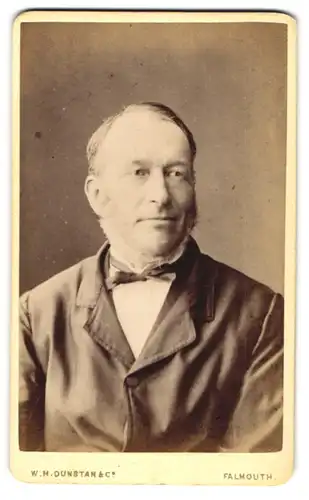 Fotografie W. H. Dunstan & Co., Falmouth, Älterer Herr im Anzug mit Chin-Strap