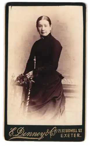 Fotografie E. Denney & Co., Exeter, 21, St. Sidwell St., Bürgerliche Dame im Kleid