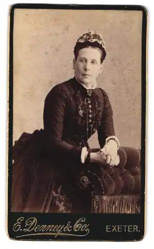 Fotografie E. Denney & Co., Exeter, Bürgerliche Dame im Kleid mit Haube