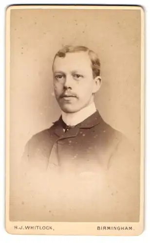 Fotografie H. J. Whitlock, Birmingham, 11, New Street, Stattlicher Herr im Anzug mit Krawatte